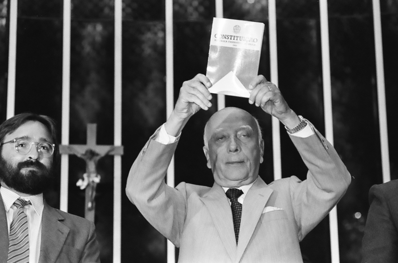 No auge de sua atuação política, Ulysses Guimarães desempenhou um papel crucial como presidente da Assembleia Nacional Constituinte | Foto: Reprodução/Agência Brasil