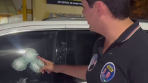 Ítalo Koster aponta marca dos projéteis no vidro da janela de seu carro | Foto: Reprodução/Instagram