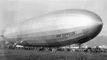 A tripulação e os passageiros do Zeppelin foram saudados com uma parada festiva na Broadway | Foto: Reprodução/Força Aérea Brasileira