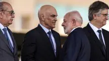 Os ministros do STF, Gilmar Mendes e Alexandre de Moraes, o presidente Luiz Inácio Lula da Silva e o Procurador-Geral da República, Paulo Gonet, em Brasília | Foto: Marcelo Camargo/Agência Brasil