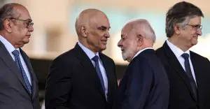 Os ministros do STF, Gilmar Mendes e Alexandre de Moraes, o presidente Luiz Inácio Lula da Silva e o Procurador-Geral da República, Paulo Gonet, em Brasília | Foto: Marcelo Camargo/Agência Brasil