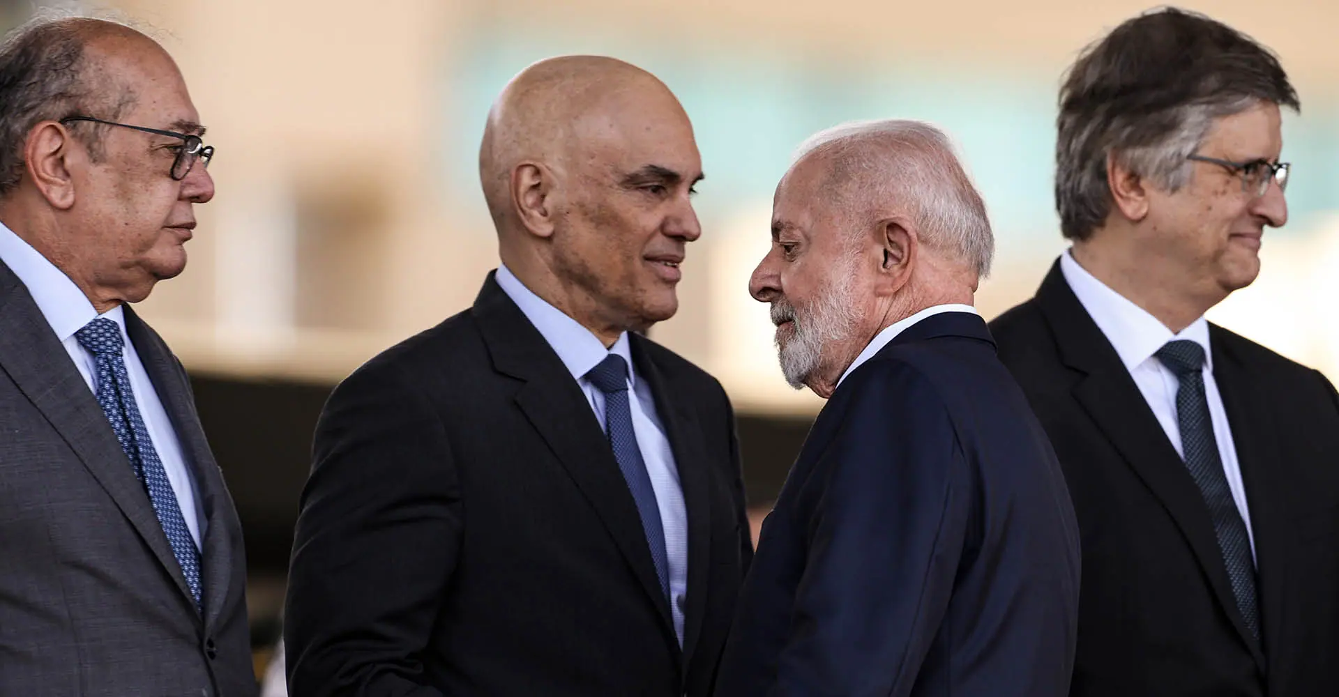 Os ministros do STF, Gilmar Mendes e Alexandre de Moraes, o presidente Luiz Inácio Lula da Silva e o Procurador-Geral da República, Paulo Gonet, em Brasília | Foto: Marcelo Camargo/Agência Brasil