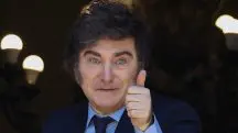 Javier Milei, presidente da Argentina, gesticula de uma varanda da Casa Rosada, Casa do Governo em Buenos Aires, Argentina | Foto: Reuters/Agustin Marcarian