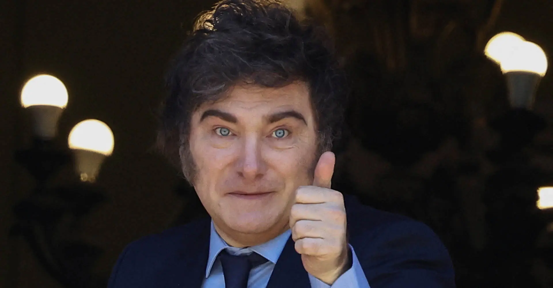 Javier Milei, presidente da Argentina, gesticula de uma varanda da Casa Rosada, Casa do Governo em Buenos Aires, Argentina | Foto: Reuters/Agustin Marcarian