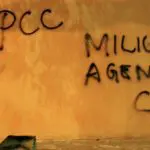 Muro com pichações em relação ao policial civil Marques. Supõe-se que o ato de vandalismo tenha sido produzido pelo PCC, que atacou 3 residências, sendo uma de um policial civil, uma do pai de um coronel da policia militar e uma outra de uma pessoa comum | Foto: Márcio Fernandes de Oliveira/Estadão Conteúdo