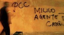 Muro com pichações em relação ao policial civil Marques. Supõe-se que o ato de vandalismo tenha sido produzido pelo PCC, que atacou 3 residências, sendo uma de um policial civil, uma do pai de um coronel da policia militar e uma outra de uma pessoa comum | Foto: Márcio Fernandes de Oliveira/Estadão Conteúdo