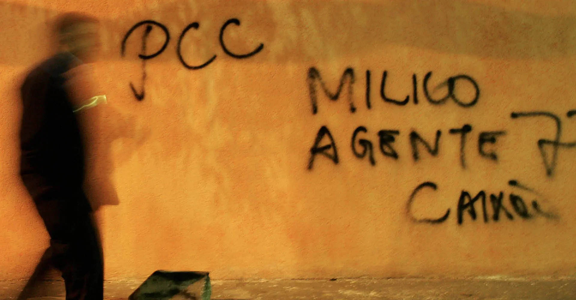 Muro com pichações em relação ao policial civil Marques. Supõe-se que o ato de vandalismo tenha sido produzido pelo PCC, que atacou 3 residências, sendo uma de um policial civil, uma do pai de um coronel da policia militar e uma outra de uma pessoa comum | Foto: Márcio Fernandes de Oliveira/Estadão Conteúdo