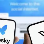 Logos do Bluesky e X exibidos em smartphones