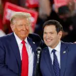 Donald Trump e Marco Rubio (R-FL) durante um evento de campanha na Dorton Arena, em Raleigh, Carolina do Norte, EUA (4/11/2024) | Foto: Jonathan Drake/Reuters