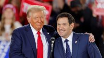 Donald Trump e Marco Rubio (R-FL) durante um evento de campanha na Dorton Arena, em Raleigh, Carolina do Norte, EUA (4/11/2024) | Foto: Jonathan Drake/Reuters