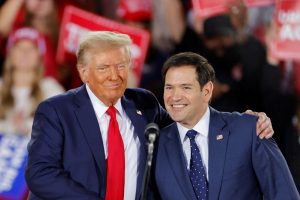 Donald Trump e Marco Rubio (R-FL) durante um evento de campanha na Dorton Arena, em Raleigh, Carolina do Norte, EUA (4/11/2024) | Foto: Jonathan Drake/Reuters