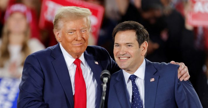 Donald Trump e Marco Rubio (R-FL) durante um evento de campanha na Dorton Arena, em Raleigh, Carolina do Norte, EUA (4/11/2024) | Foto: Jonathan Drake/Reuters
