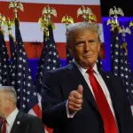 Donald Trump, em seu comício, no Centro de Convenções do Condado de Palm Beach, em West Palm Beach, Flórida, EUA, em 6 de novembro de 2024 | Foto: Reuters/Brian Snyder