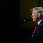 Donald Trump sobe ao palco, depois dos primeiros resultados da eleição presidencial dos EUA de 2024, no Centro de Convenções do Condado de Palm Beach, em West Palm Beach, Flórida – 6/11/2024 | Foto: Callaghan O’Hare/Reuters