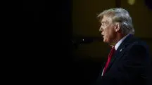 Donald Trump sobe ao palco, depois dos primeiros resultados da eleição presidencial dos EUA de 2024, no Centro de Convenções do Condado de Palm Beach, em West Palm Beach, Flórida – 6/11/2024 | Foto: Callaghan O’Hare/Reuters