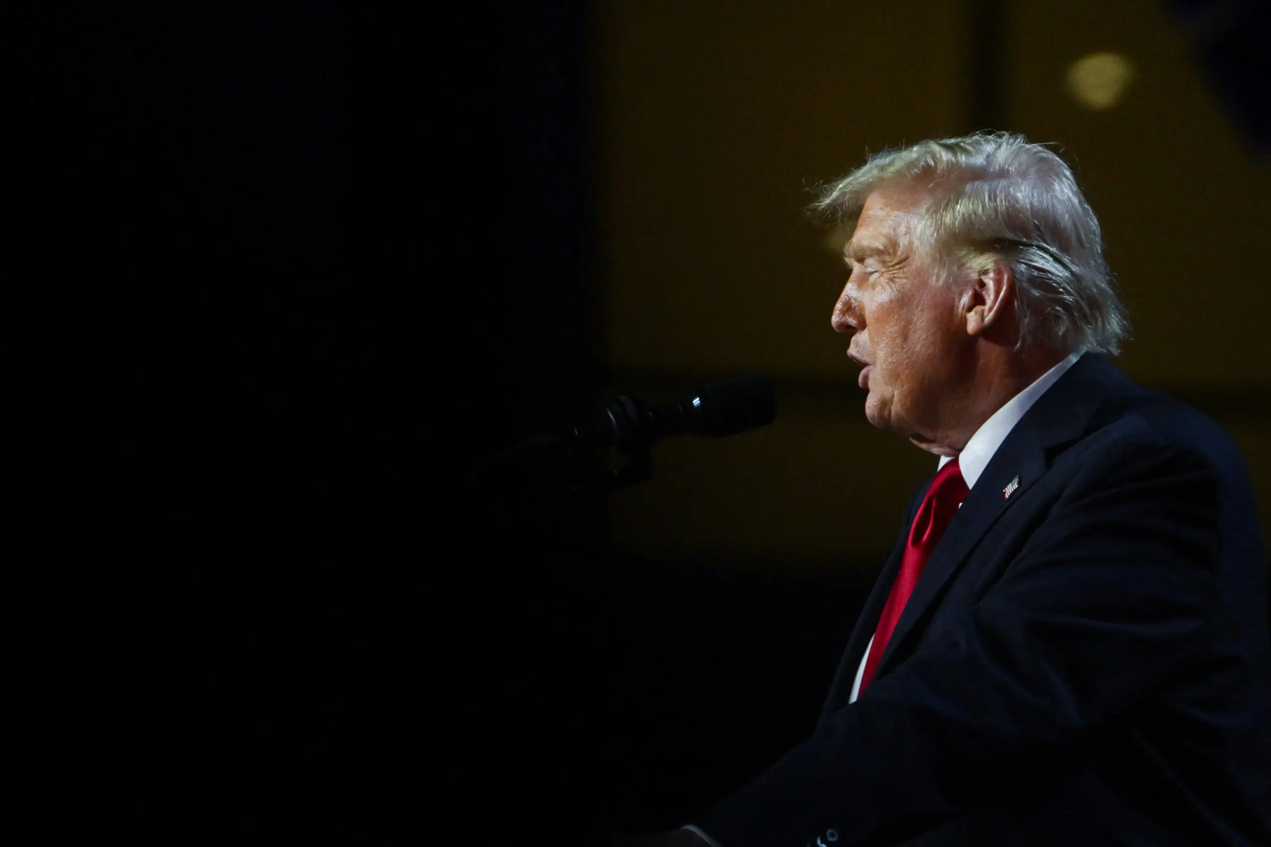 Donald Trump sobe ao palco, depois dos primeiros resultados da eleição presidencial dos EUA de 2024, no Centro de Convenções do Condado de Palm Beach, em West Palm Beach, Flórida – 6/11/2024 | Foto: Callaghan O’Hare/Reuters