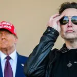 Donald Trump, presidente eleito dos EUA, e Elon Musk assistem ao lançamento do sexto voo de teste do foguete SpaceX Starship em Brownsville, Texas, EUA (19/11/2024) | Foto: Brandon Bell/Pool via Reuters
