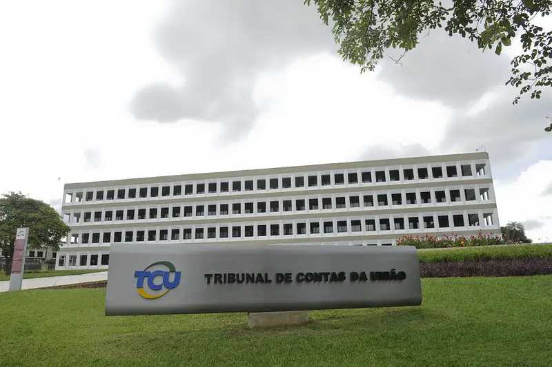 Vista externa, fachada, do prédio do Tribunal de Contas da União (TCU)