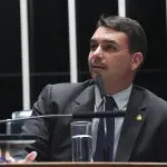 Flávio Bolsonaro em discurso no plenário do Senado Federal, durante sessão; Oswaldo Eustáquio