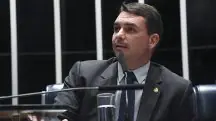 Flávio Bolsonaro em discurso no plenário do Senado Federal, durante sessão; Oswaldo Eustáquio