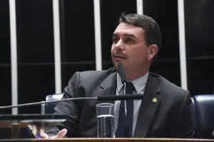 Flávio Bolsonaro em discurso no plenário do Senado Federal, durante sessão; Oswaldo Eustáquio