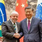À esquerda, Luiz Inácio Lula da Silva, presidente do Brasil; à direita, Xi Jinping, líder da China