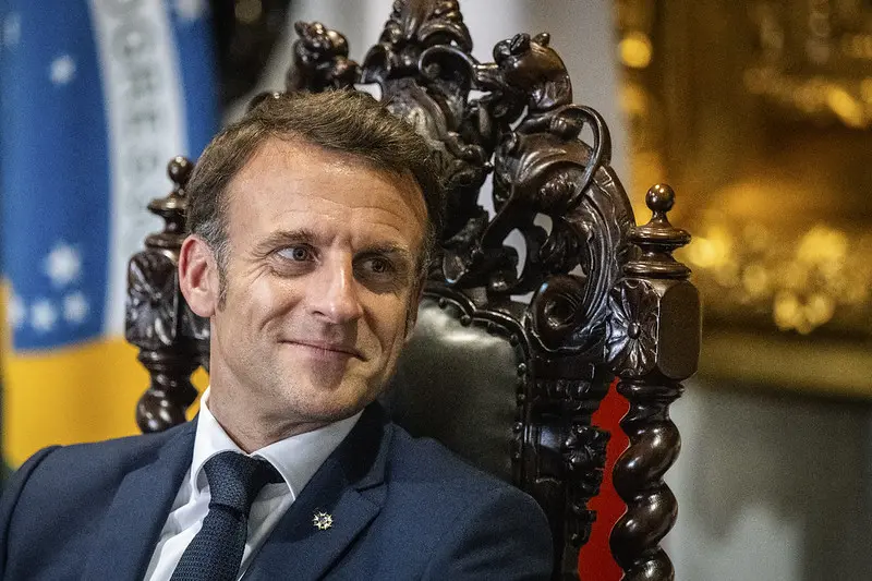 Em destaque, presidente da França, Emmanuel Macron, em visita ao Senado do Brasil