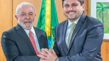 À esquerda, Luiz Inácio Lula da Silva; à direita, Juscelino Filho