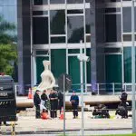 O corpo do autor do ataque a bombas na Praça dos Três Poderes, em Brasília (DF), que ocorreu na noite de quarta- feira, 13, foi retirado na manhã desta quinta-feira, 14, do local, por volta das 9 horas. Polícia Militar trabalha no local