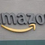 O logotipo da Amazon no Amazon Fulfillment Center, durante uma turnê de mídia antes da temporada de férias em Tepotzotlan, México - 13/12/2023 | Foto: Gustavo Graf/Reuters