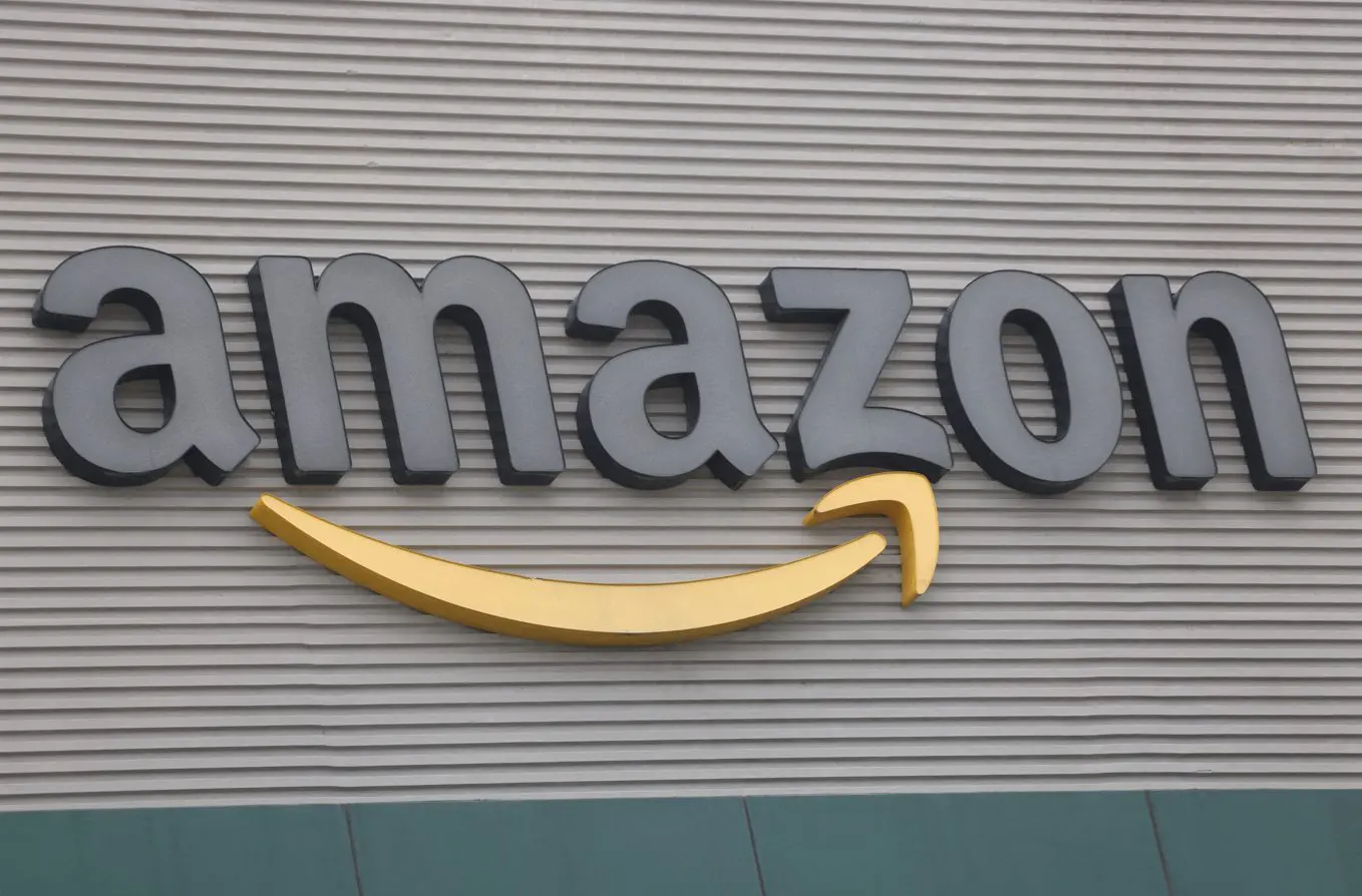 O logotipo da Amazon no Amazon Fulfillment Center, durante uma turnê de mídia antes da temporada de férias em Tepotzotlan, México - 13/12/2023 | Foto: Gustavo Graf/Reuters