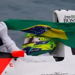 Lewis Hamilton, da Mercedes, agita a bandeira do Brasil enquanto dirige o McLaren MP4/5B do ex-campeão mundial Ayrton Senna, antes da corrida | Foto: Amanda Perobelli/Reuters
