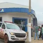 Policiais chegaram rapidamente ao local do assalto, mas não houve tempo para deter criminosos que fugiram a pé com malotes de dinheiro | Foto: Reprodução/EPTV1