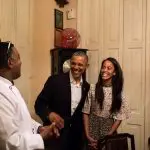 Barack Obama e a filha riem, enquanto Malia interpreta em espanhol para um dono de restaurante em Havana, Cuba - 20/3/2016 | Foto: Pete Souza/Casa Branca