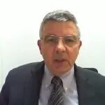 O procurador de Justiça veste terno preto