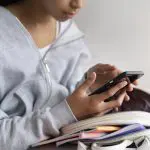 As escolas devem recolher os celulares antes do início das aulas | Foto: Divulgação/Freepik