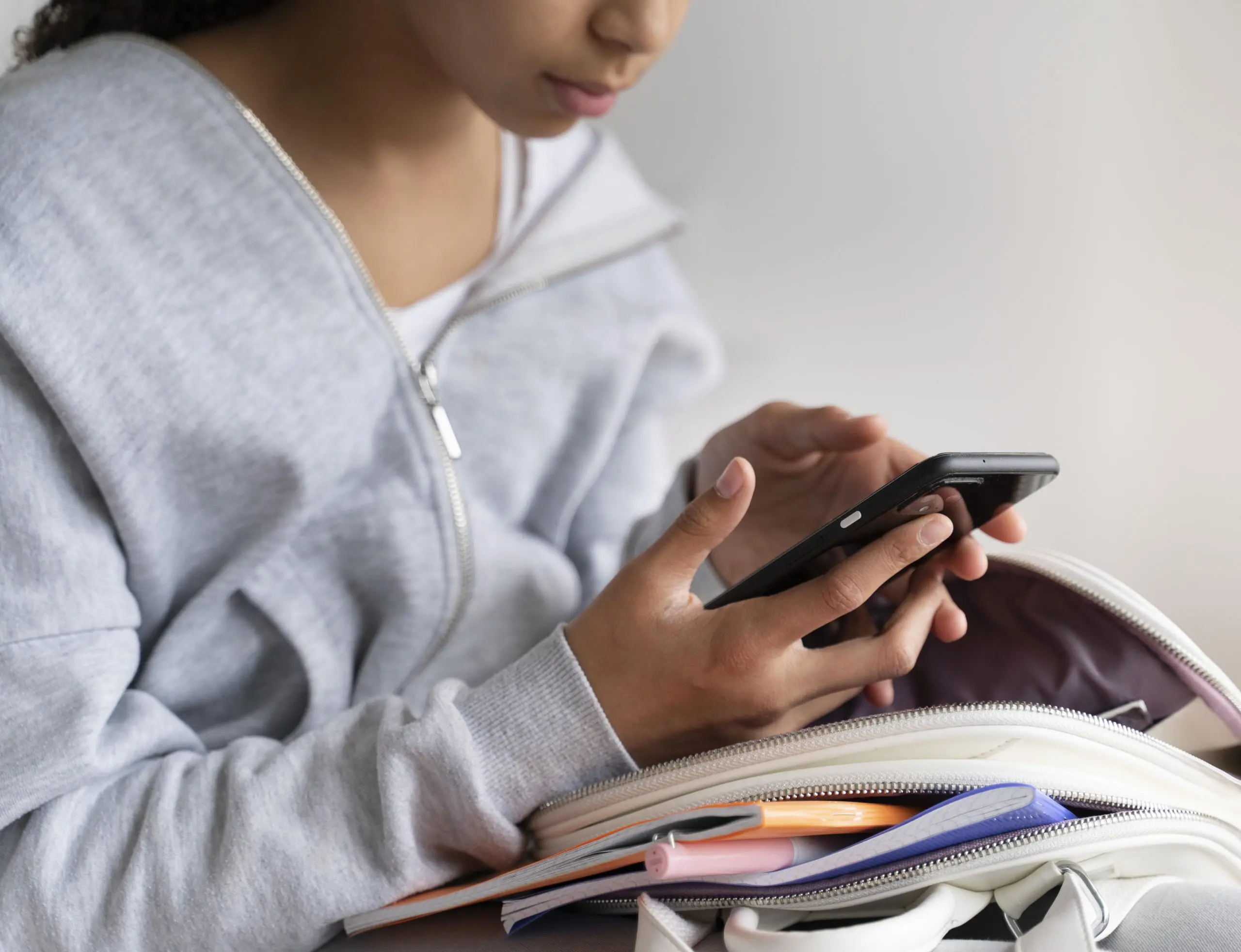 As escolas devem recolher os celulares antes do início das aulas | Foto: Divulgação/Freepik