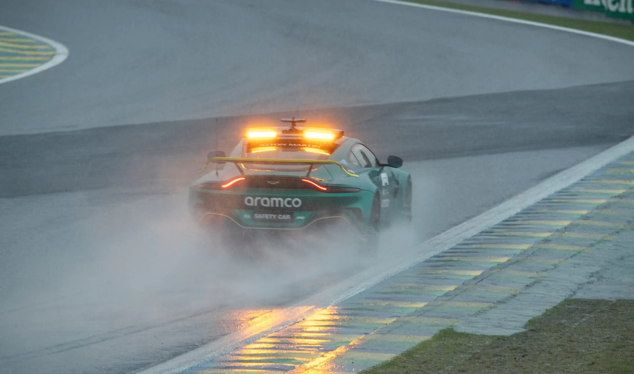Safety car circula pela pista, depois da forte chuva que atingiu o Autódromo de Interlagos, na zona sul de São Paulo - 2/11/2024 | Foto: Daniel Teixeira/Estadão Conteúdo