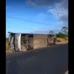 Ônibus tombado na Rodovia BR-110, em Catu, na Bahia