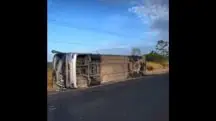 Ônibus tombado na Rodovia BR-110, em Catu, na Bahia