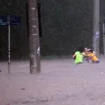 Alagamento depois de tempestade deixam pessoas ilhadas em São Paulo