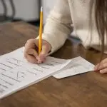 A prova de títulos do 'Enem dos Concursos' é classificatória, o que influencia a posição dos candidatos conforme a pontuação obtida | Foto: Reprodução/Freepik