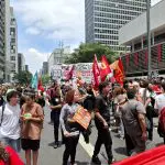 Participaram da manifestação membros de grupos de esqueda como Vida Além do Trabalho (VAT), Organização Comunista Internacionalista (OCI) e filiados ao Partido dos Trabalhadores (PT) | Foto: Reprodução/Revista Oeste