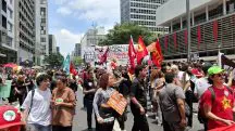Participaram da manifestação membros de grupos de esqueda como Vida Além do Trabalho (VAT), Organização Comunista Internacionalista (OCI) e filiados ao Partido dos Trabalhadores (PT) | Foto: Reprodução/Revista Oeste