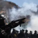 Policial dispara uma bomba de gás lacrimogêneo, enquanto apoiadores do ex-presidente Evo Morales bloqueiam estradas - 1º/11/2024 | Foto: Claudia Morales/Reuters