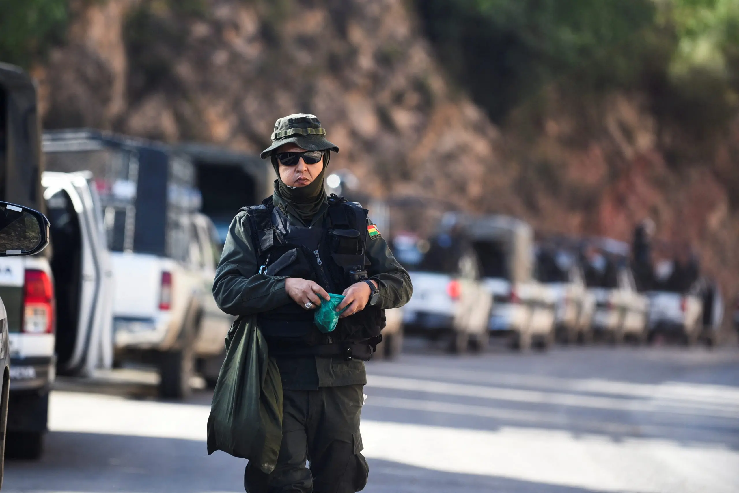 Policial fica de guarda, enquanto apoiadores do ex-presidente Evo Morales bloqueiam estradas - 1º/11/2024 | Foto: Claudia Morales/Reuters