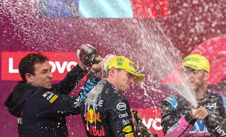 Max Verstappen, da Red Bull, comemora a vitória no GP de São Paulo de Fórmula 1, no Autódromo de Interlagos | Foto: Daniel Teixeira/Estadão Conteúdo