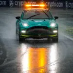 Safety car circulou pela pista do Autódromo de Interlagos depois da chuva, mas treino classificatório da F1 foi adiado | Foto: Aloisio Mauricio/Estadão Conteúdo