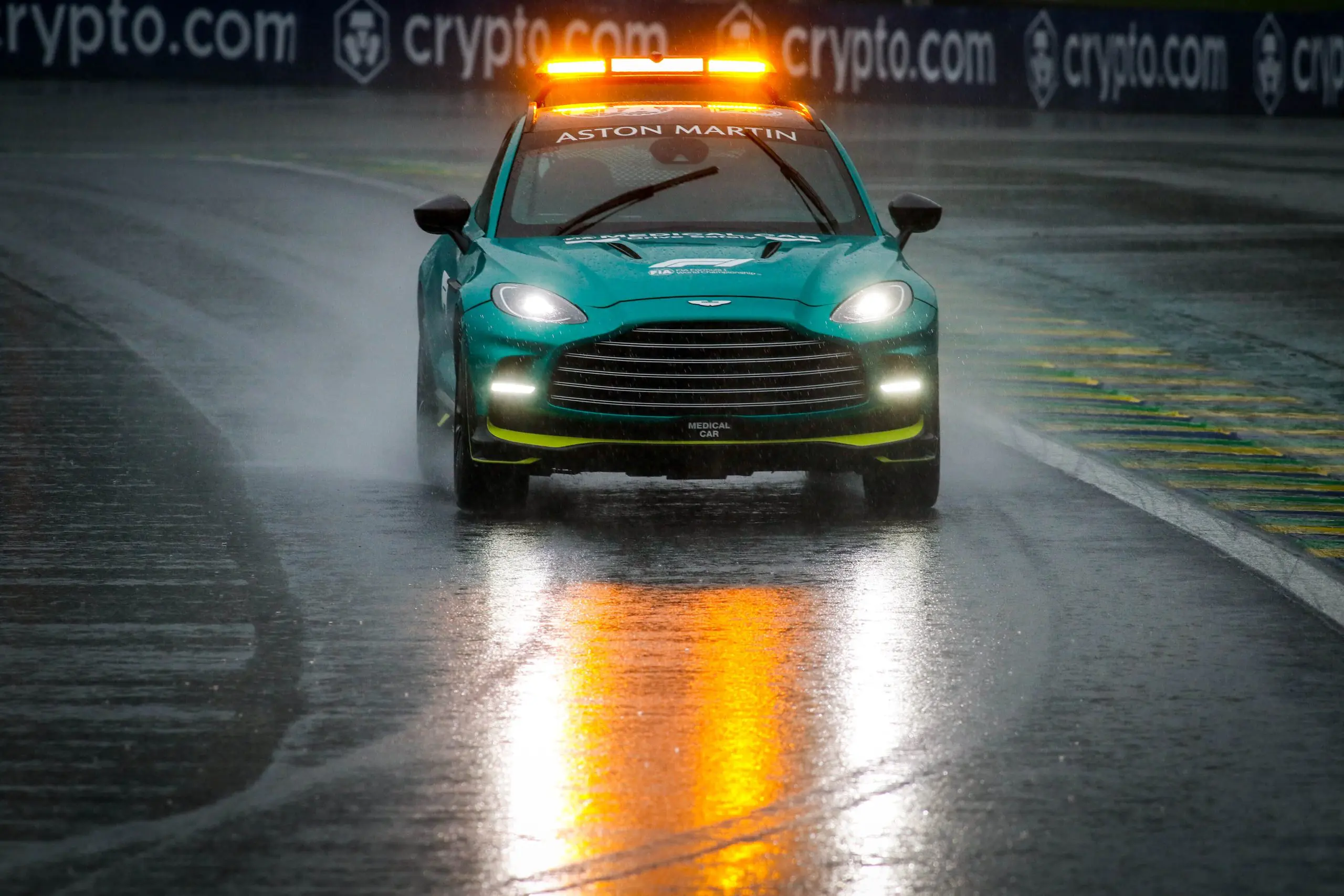 Safety car circulou pela pista do Autódromo de Interlagos depois da chuva, mas treino classificatório da F1 foi adiado | Foto: Aloisio Mauricio/Estadão Conteúdo