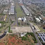 A Praça dos Três Poderes, em Brasília, abriga as sedes dos três poderes da República: o Palácio do Planalto (Executivo), o Congresso Nacional (Legislativo) e o Supremo Tribunal Federal (STF, o Judiciário)